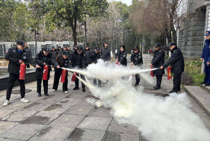 以演踐責(zé)練硬功 戎安保安守護消防安全