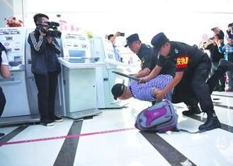 銀行內(nèi)遇搶劫咋應(yīng)對？襄陽戎安保安公司演練給答案